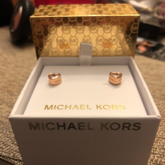NIB MICHAEL KORS ROSE GOLD HEART💗 STUDS - Picture 3 of 5
